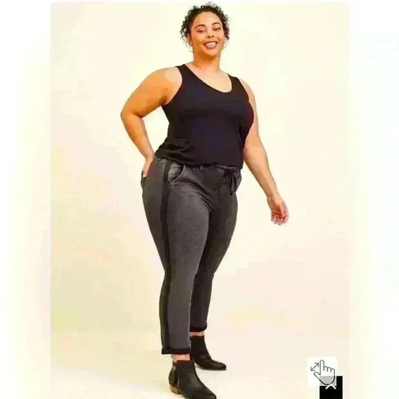 NWT Torrid Pull on Boyfriend Super Straight Soft Mid-Rise Jean Size 4XR. - Picture 1 of 10